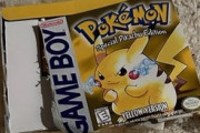 【悲報】コレクター「未開封のポケモンピカチュウ版買ったよ！」→税関にぐちゃぐちゃにされる