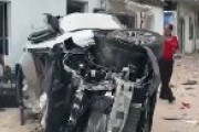 【恐怖】中国、車のブレーキが効かなくなり衝突　家の角を吹き飛ばす