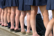 【画像】JK「おっさん足裏嗅いでよ笑　うわ、こいつほんとに嗅ぎやがったまぢきもい笑」