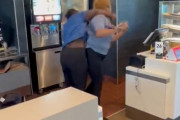 【悲報】海外マック店員、『ド派手な大喧嘩』を繰り広げてしまうｗｗｗｗ