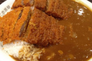 coco壱店員「ご注文お決まりですか？」 　俺「カツカレー、10辛で」 　隣の客「！！」ガッシャン！(皿を落とす音)