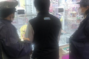 【悲報】ゲーセンの店員、警察にクレーンゲームのプレイを強制される
