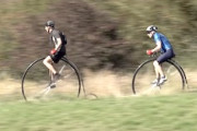 前輪が極端に大きい自転車「ペニー・ファージング」で行われたレースの様子。