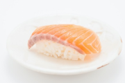 【速報】女さん「寿司屋でサーモン食べる男は嫌だ」