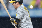 阪神・近本が神宮でまた死球　球場騒然、虎党の怒号響く　ヤクルト・高橋の変化球すっぽ抜け背中直撃