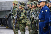 反基地活動家の目の前で「通してください、お願いします」と頭を下げる自衛隊員！