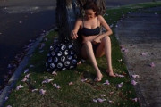 梨花さんが、ビキニで道路に体育座り