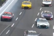 NASCARのレーサー、レースゲームで学んだ壁激突走法でゴボウ抜きし5位に滑り込んでしまう