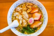 【緊急悲報】ラーメン屋、気づいてしまう。「卓上無料サービスのキムチをアホほど食う客がいたので無料サービスやめました…」