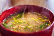 カーチャンが作ったじゃがいもとわかめのお味噌汁、なすとみょうがのお味噌汁がまた飲みたいよ…