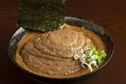【濃厚】最先端のラーメン、スープが濃厚すぎてレンゲが突き刺さる