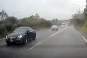 【動画】何が起きた？直線で突然横を向いて事故ってしまうメルセデスAMG C63 Sの映像。