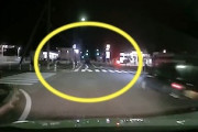 【動画】歩行者が横断中の横断歩道に突っ込む軽自動車。新潟で撮影された危険運転。