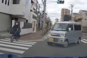 【事故】譲られたと勘違い？右折軽バンが自転車を思いっきりはねてしまうドラレコ。