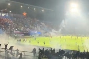 【悲報】インドネシアのサッカー場で暴動 127人死亡
