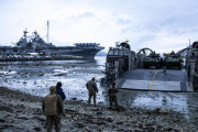 米海軍とノルウェー軍の二国間演習、強襲揚陸艦「キアサージ」からエア・クッション型揚陸艇とオスプレイで海兵隊員を上陸！