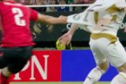 【サッカー】W杯開幕、チェコ選手が韓国選手に掴まれてユニホームがビリビリに破れる