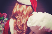 【悲報】ワイ、近所のセブンでサンタの帽子被ってたお姉さんに「似合ってますね」って言うも無視される