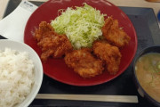 【悲報】ワイ、かつやのからあげ定食が食べきれず残す