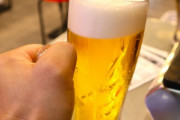 【悲報】修学旅行の昼食でビール飲んじゃった先生、何者かにチクられ減給処分