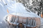 420万再生の除雪作業。積雪1メートルの道を除雪するトラクターの動画が人気に。