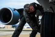 米空軍基地を訪問したKC-46A空中給油機を整備点検する空自隊員！