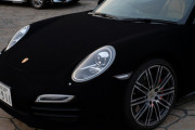 「世界一黒い車」が日本に誕生、「真・黒色無双」とのコラボでポルシェ911を全塗装