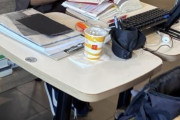 【悲報】昼時のマクドにてドリンク1杯で1テーブル占領する男が現るｗｗｗ