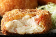 【悲報】「カニクリームコロッケ」、何をかければ正解なのかわからない