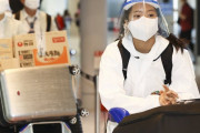 【五輪韓国代表】 フェイスシールドと防護服を身に着け１９日午後成田到着