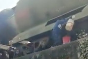 【動画】走行中の貨物列車（タンク車）から命がけで燃料を盗む男たちが撮影される（インド）