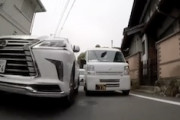 盗難車か？パトカーに追われたレクサスLXに当て逃げされてしまうドラレコ。