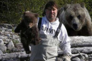 秋田県「かわいい」「写真撮りたい」子グマに近づく観光客…不安げな業者「被害出れば客足遠のく」　  [4/15]