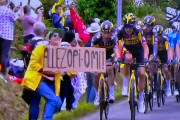 【悲報】ツールドフランス、観客のプラカードが原因でとんでもないことになる