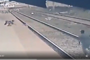 【動画】線路に落ちた子供をおっさんが危機一髪で助ける映像が凄すぎると話題に