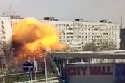 【動画】南ウクライナのマンションにミサイルが命中する瞬間の映像がエグい。