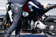 バイクの取り回しでバックさせる時はシートに手を当てて後ろ向いて押す←コレ