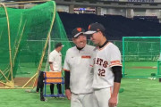 巨人・新加入の廣岡、緊張の面持ちで原監督と記念撮影