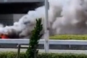 【画像】 幕張イオン前で車が爆発炎上　緊急車両駆けつけ現地騒然