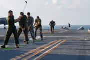 強襲揚陸艦「アメリカ」の飛行甲板では海兵隊員らがゴルフ練習で休息！