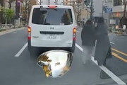 【事故】文京区の国道でめちゃくちゃ迷惑な女二人組が撮影されるｗｗｗｗｗ
