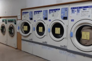 【画像】ワイ、ガチで無人のコインランドリーで布団を乾燥中