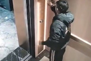 【動画】エレベーターで発狂してしまう中国人がワロタ(´･_･`)