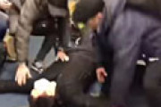 【動画】 電車内でアジア系の男が突然倒れ痙攣・・ 悪質ドッキリに批判噴出、特定され逮捕