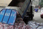 【画像】武漢市、外出制限中の住民達が買った食肉をゴミ収集車で配布→住民ブチ切れ