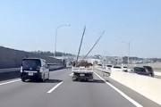 京葉道路で落下物の恐怖ドライブレコーダー。トラックはそのまま走り去るのかよっ。