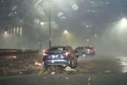 怖すぎワロタ。ヒューストン中心部で竜巻に巻き込まれてしまった車の車載。