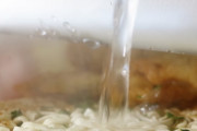 カップラーメンに水道水使用する奴～ｗｗｗｗｗ