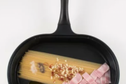 【画像】この、折らずにパスタを調理できるフライパンが有能すぎだと話題‥‥湯切りなしで完結するだと！？