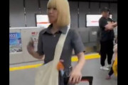【動画】地味系女子、海外ニキに憧れて電車の中で爆音で音楽を流す迷惑行為をするもおっさんに蹴られるｗｗｗｗ